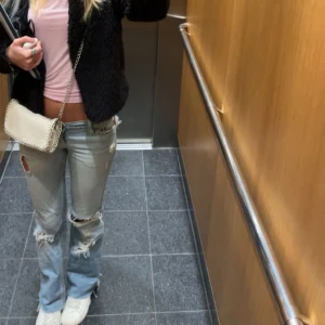 Jeans - Säljer dessa super snygga jeans från hollyster, dom är low wais och har snygga slitningar. Dom är väl använda men är ändå i hyfsat skick, en liten fläck ovanför fickan men något jag tror går bort i tvätten. Skriv för frågor eller närmare bilder 