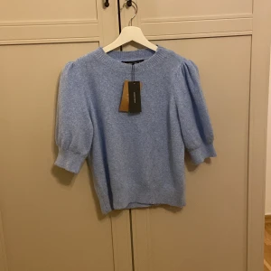 Stickad t-shirt! - Fin, blå stickad t-shirt från vero Moda. Aldrig använd och prislappen sitter kvar. 