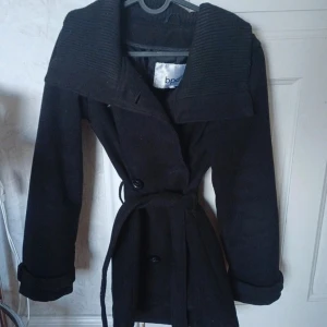 Svart bonprix kappa - Köpt på secondhand (priset kan diskuteras vid snabbt köp)