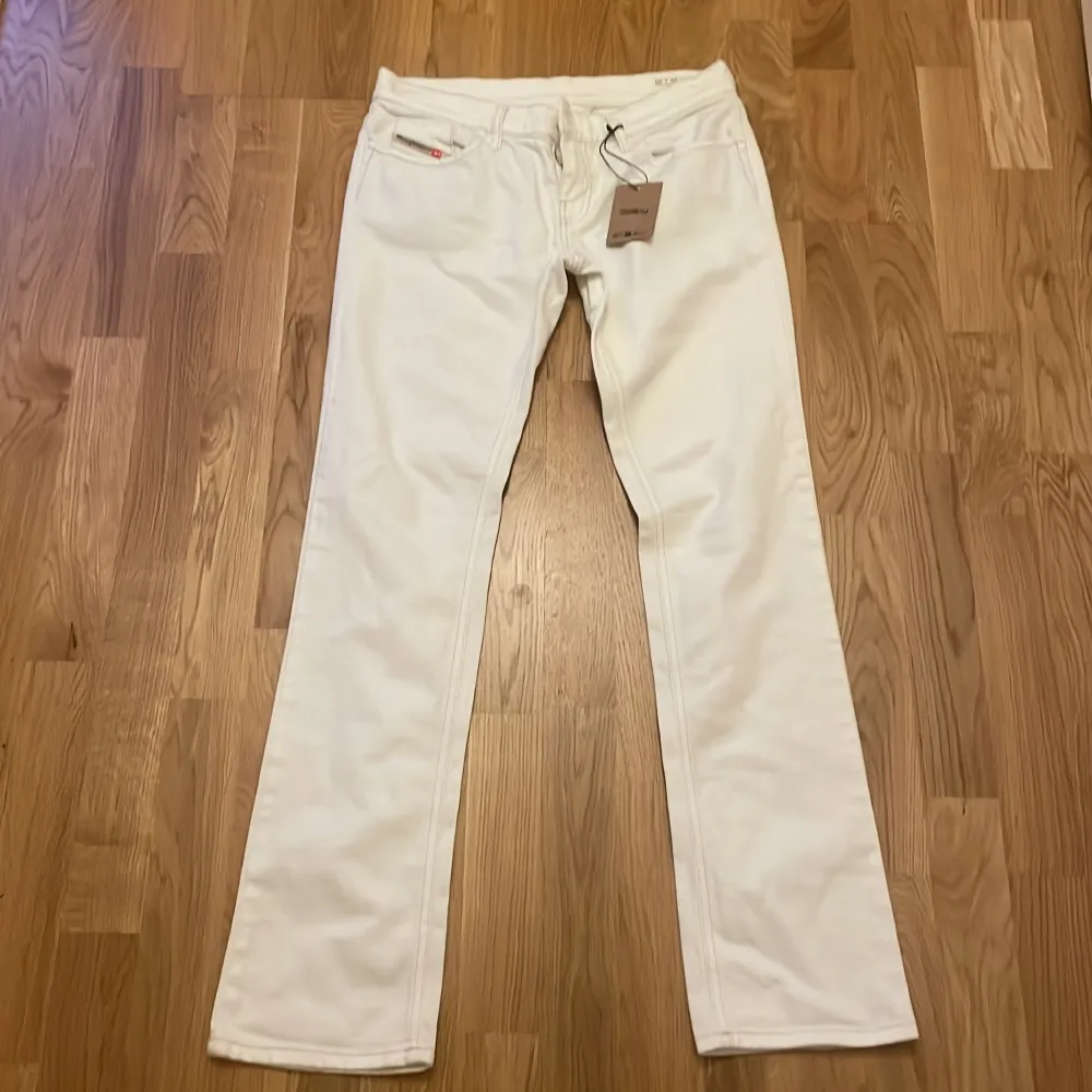 Säljer ett par vita jeansbyxor i nytt skick. De är straigt leg och är lågmidjade. Storlek 29/30 men skulle säga att dom är mindre i storleken.. Jeans & Byxor.