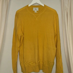 Gul kaschmir tröja H&M - Tröjan är i mycket bra skick! 100% kaschmir, har dock en liten missfärgning på lappen i nacken!