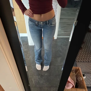 Ltb bootcut jeans - Säljer helt nya LTB jeans i modellen ”valerie”. Superpopulära lågmidjade bootcut jeans som säljer slut direkt! Provar sälja här innan jag skickar tillbaka dom☺️ På första bilden är färgen mer rättvis! Storleken är 26x32 och passar mig som är 167cm!