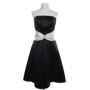 Cocktailklänning från Gino Cerutti🪩🍸🖤🤍 - Säljer denna superfina cocktailklänning från ”Gino Cerutti London” som är perfekt till fester osv. Köpte den från sellpy, men säljer vidare då den inte passar. Skulle säga att den skulle passa en S med större byst eller en M.  Pris kan diskuteras!🥰