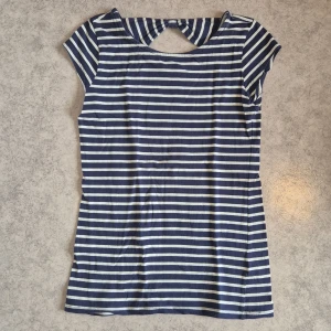 Fin topp! - Fin topp med rosett-detalj i nacken, blå med vita ränder, en aning urtvättad men fortfarande fin!