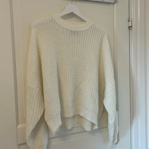 Stickad tröja  - Säljer min stickade tröja använd fåtal gånger! Jättemjuk och har lite små defekter 