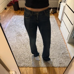 Mörkblå jeans - Säljer ett par mörkblå jeans ifrån Zara i bra skick, de är midwaist💕