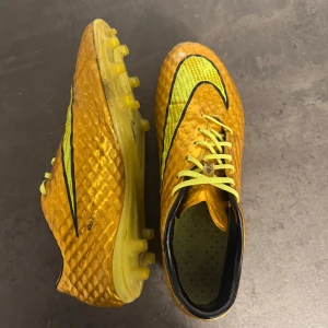 Nike Hypervenom Phantom FG Guld “Sonho Dourado” Neymar - Säljer nu kanske de mest ikoniska skorna Nike någonsin har producerat. Skorna är en exklusiv utgåva, designade specifikt för Neymar inför hemma-VM i Brasilien 2014. Otroligt eftertraktade och svåra att få tag på.  Skorna är nylimmade.  Storlek: 43