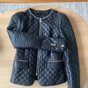 Anine Bing Leather jacket/ skinnjacka - Svart quiltad skinnjacka från Anine Bing. Säljs inte längre. Fina detaljer vid fickor och krage. I jätte fint skick