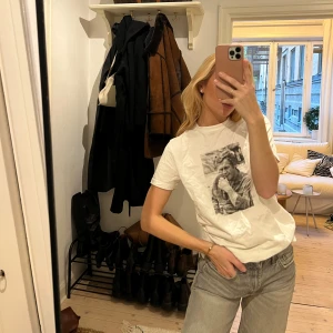 T-shirt Massimo Dutti - Så cool T-shirt från Massimo Dutti!! Använd 2ggr, supersnygg 