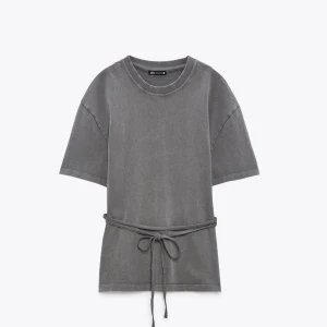 T-shorts från zara - Jätte snygg t-shirt från zara man knyter i midjan 