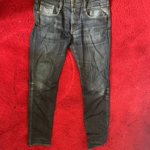 Blå/grå jeans från Replay - Säljer ett par snygga mörkblå jeans från Replay i storlek 34. De har en klassisk replaydesign och en bekväm passform. Perfekta för både vardag och finare tillfällen! 🕺34/34. Knappt använda!