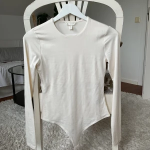 Topp hm - Svin snygg body från hm!  Använd fåtal gånger! 🌟🌟