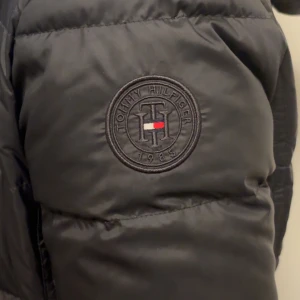 TOMMY HILFIGUR vinterjacka - Jackan är i jätte bra kondition har bara haft den i en vinter, inga skador på den, den ser helt ny ut. Storleken är xs men passar även upp till M Fastpriset är 800kr