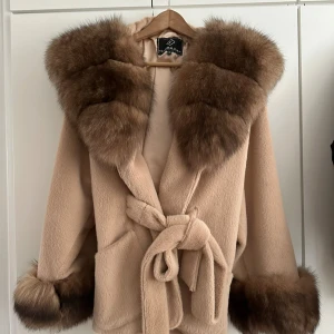 Två päls jackor  - Storlek M på den beige  Och storlek S på den gröna  