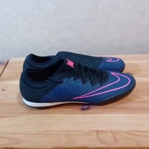Nike mercurial  - Nike mercurial inomhus skor. En a snörena är inte på skon men går och ta på. Sköna skor med bra grepp.