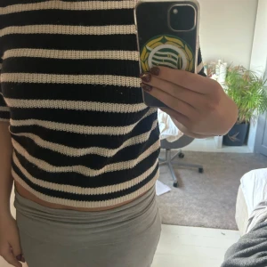 Stickad tröja  - En stickad tröja som inte är använd så mycket. Tre kvarts ärmad