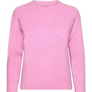 Rosa stickad tröja - Superfin rosa stickad tröja som är perfekt för kyliga dagar. Den har en enkel design med långa ärmar och en rund halsringning. Perfekt för att hålla sig varm och stilren under hösten och vintern. Passar både till vardags och mysiga hemmakvällar. Har köpt för 249 kr. Säljer för 89 kr men priset kan diskuteras 