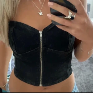 Jeanstopp - Jättesnygg bandeau jeanstopp, använd två gånger så i jättebra skick, passar mig som brukar ha S jättebra❣️