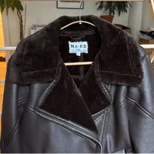 Jättesnygg brun vinterjacka från NA-KD storlek 36 - Jättefin brun vinterjacka från NA-KD. Knappt använd och som ny. Jättefin och skön då den har mjukt material ända in i armarna och ryggen. Väldigt varm även om det inte ser ut som de! Storlek 36!