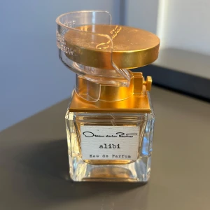 Oscar De La Renta Alibi EdP 30 ml - Förvarad mörkt och svalt. 30ml edp. Cirka 30% kvar. Ordinarie pris 550kr.
