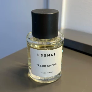 Fleur Chere Essence - Förvarad mörkt och svalt. Mer än 80% kvar i flaskan. Doftar likt  Baccarat Rouge 540.