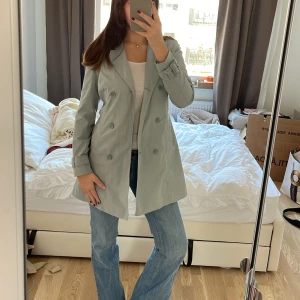 Blå kappa - Så fin trenchcoat från Topsecret💕 