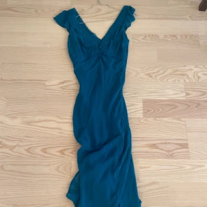 Midiklänning  - Jättefin klänning, köpt på Urban Outfitters. Går ned till mitten av vaden, på mig som är 165 lång. Perfekt till sittningar💕Använd sparsamt två gånger. 