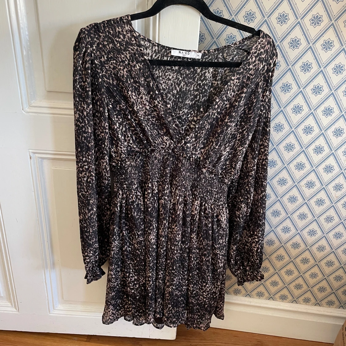 Mönstrad klänning från NA-KD