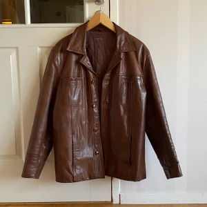 Brun skinnjacka från Rock n Blue - Säljer en snygg vintage, brun skinnjacka från Rock n Blue i storlek L. Perfekt nu till hösten! 