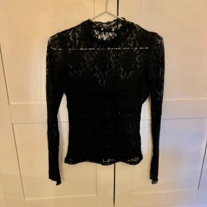 Svart spetstopp - Svart spetstopp från Nelly i strl XS! Aldrig använd!!