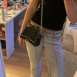 Handväska  - Jättefin liten handväska från zara. Knappt använd. Kommer tyvärr ej till användning. Nyskick. 