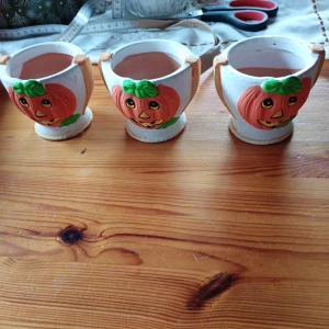 Tre små Halloween krukor pumpa - Tre små Halloween krukor pumpa , 7 cm stora.