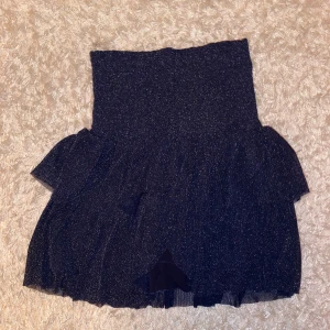 Glittrig kjol - Blåglittrig kjol från Neo noir, fint skick.