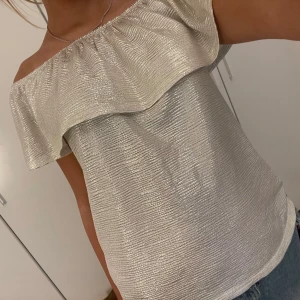 Glittrig topp - Så fin glitter aktig silver/vit topp jag köpte på sellpy för ett tag sen men aldrig använt. Står storlek M men passar mig som har S.