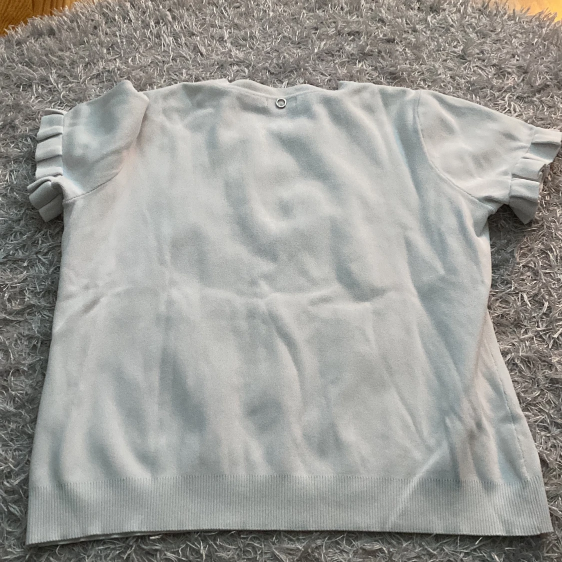 Vit blus med volang  - 90