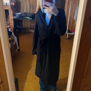 Kappa  - Lång tunn kappa, har även ett band som man knyter runt sig i midjan. Den är nästan vid mina fötter och jag är 168cm (köparen står för frakten)