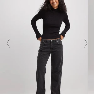 Svarta jeans från NA-KD - Säljer ett par svarta jeans från NA-KD i mycket bra skick. Dom i storlek 34. Jeansen har låg midja och vida vid benen. Helt slutsålda på nätet, nypris 699kr