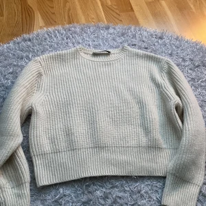 Tjock beige stickad tröja - En tjock beige stickad tröja från Zara i storlek S. Perfekt inför hösten och vintern då den är väldigt varm 