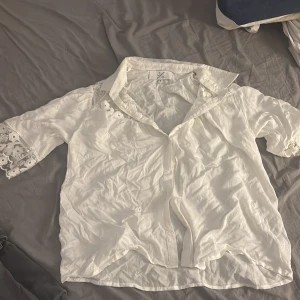 Vit gullig summer kofta/blus - Hej ja säljer denna för ja inte har använt den köpte den i sommras men har inte haft ett bra tillfälle att ha på mig den. Den e i toppen skick. Den är vit lite genomskinlig och ås skriv om ni har frågor!