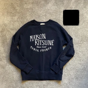 Maison Kitsuné tröja - Långärmad Maison Kitsuné tröja. 10/10 skick, inga skador alls. Hör av er vid intresse!