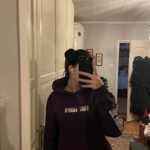 Lila hoodie från H&M - Säljer en snygg lila hoodie från H&M i storlek S. Den har coola tryck på både ärmen och ryggen, perfekt för en avslappnad stil. Hoodien är i bra skick och passar perfekt för höst och vinter. Skön och mysig att ha på sig!