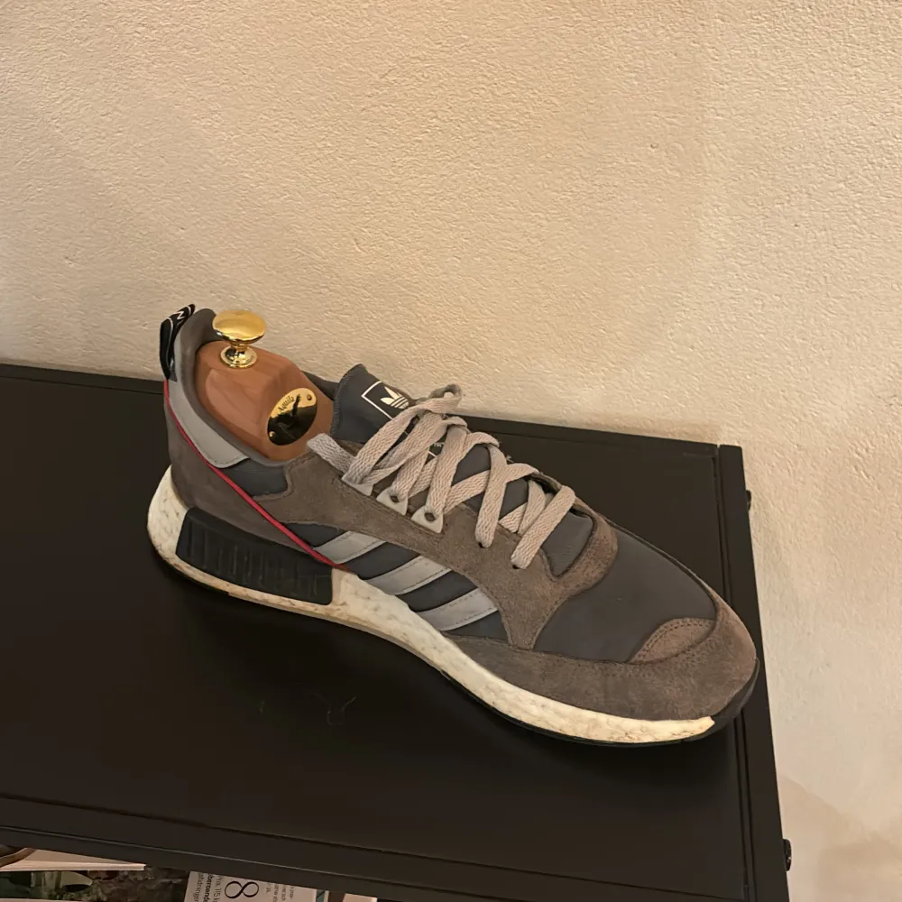 Adidas boston Super, ultabost sula  Storlek 43.3  Skick 8/10 Pris kan diskuteras vid snabb affär . Skor.