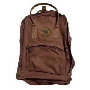 Fjällräven Kånken no. 2 Laptop 15 - Fjällräven i färgen mess purple. Tecken på användning förekommer. Laptop-version av Kånken nr 2. Tillverkad av G-1000 HeavyDuty med ett vadderat datorfack och läderdetaljer. Producerad utan PFAS. Köpt för 2199kr. Priset går att diskuteras. 
