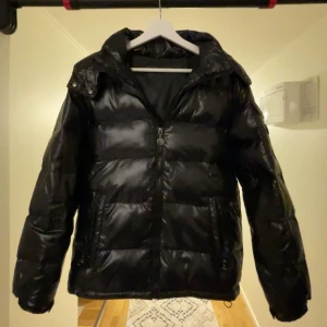 Svart Puffjacka - Säljer en svart puffjacka i Mycket bra/ Nytt skick, har använt den 1 gång. Passar perfekt för  size S och M👌