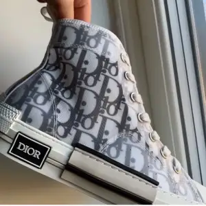 Säljer mina fina dior sneakers, köpta på plick🥰. Fick dessvärre bara med skorna & inget tillbehör. Säljs pga att de inte används så mycket,. Skriv vid frågor🥰Priset kan diskuteras!🥰🫶🏽