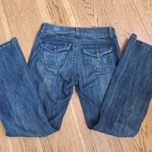 Low waist bootcut jeans - Bootcut, low waist jeans med söta fickor vintage. 