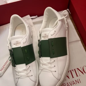 Valentino skor - Valentino skor Köptes i februari för 7280kr, har används cirka 2 gånger  Storlek 42 Allt medföljer 