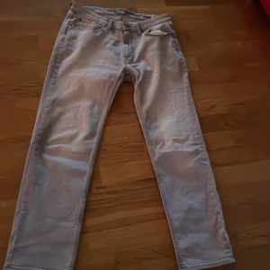 Beige jeans från Dressmann - Säljer ett par snygga beige jeans från Dressmann. De har en klassisk straight fit och är perfekta för både vardag och fest. Jeansen är i bra skick och har en normal passform. Perfekta för höst och vår! Änvänt få tal veckor! Pris går och diskutera Det är Inge problem på dom köpte för  några veckor ba 🔥🙌 