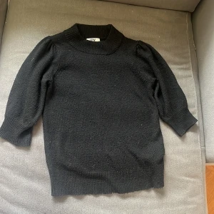 Svart tröja från JDY - Säljer en svart tröja från JDY i storlek XXS. Den är stickad och har trekvartsärmar med en ribbad krage och ärmslut. Perfekt för höst och vinter, supermysig och stilren. Passar både till vardags och lite finare tillfällen. 🖤