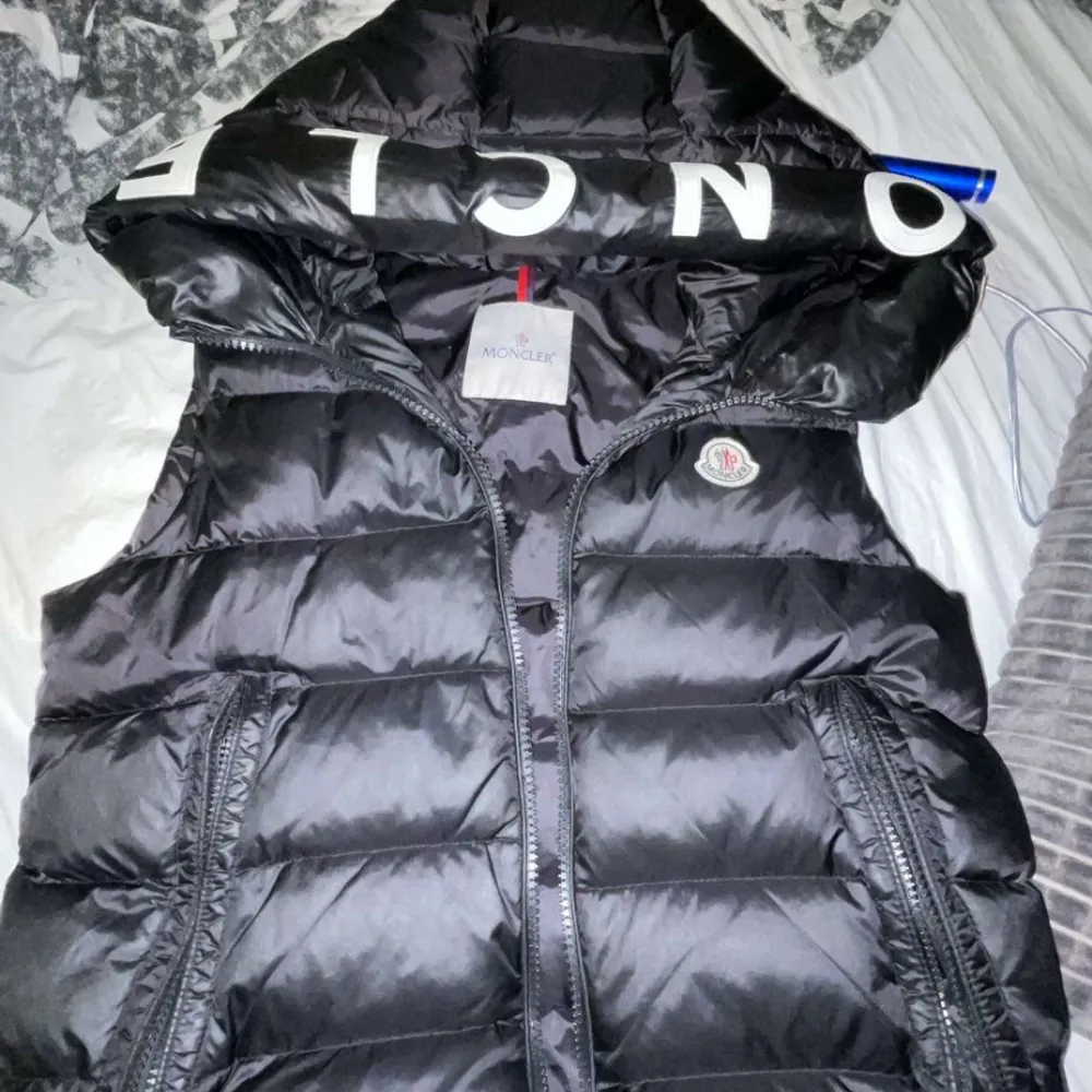 Hej! Säljer en moncler väst helt ny den är använd ingen skador den är som ny jag kan byta men då måste saken vara äkta. Jackor.